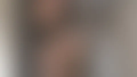 Nur bekleidet in meinem Camouflage Rock stieg ich die Dachboden-Leiter hinauf 😘 Dabei verrutschte der Rock und präsentiert dir neben meinen heißen Brüsten - meinen Poansatz 😅  Was man nicht alles da