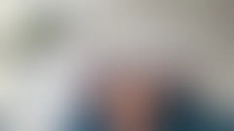 Ihre großen, natürlichen Brüste wippen, während sie einen S*****z schluckt und sich die Klitoris schlägt.
