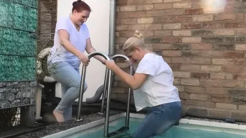 Pool Spass in Jeans