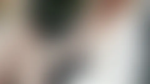 Einsames Girl macht es sich selbst im Wald