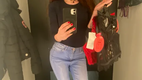 Sue im Hunkemöller - Anprobe und Selbstf**k / Public + Toy‘s