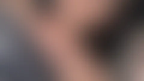 Noch eingekuschelt im Bett… ☀️😏 Aber unter der Decke wartet definitiv mehr auf dich 🔥 Komm näher & abonnier mich 💋