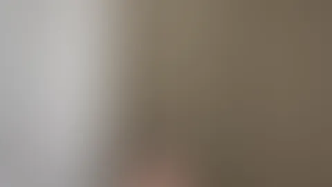 Komm wieder ins Bett 😈🍆💦 ich mach meine M****i schön feucht und du kannst mich direkt Missionar f**ken 🍆💦🥵