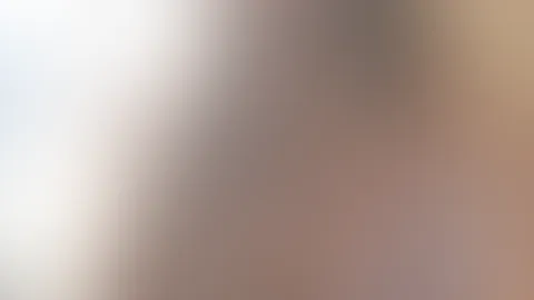 Die Sonne fällt durchs Fenster und ich konnte nicht widerstehen, ein Bild für euch zu machen ☀️✨ Diese ruhigen Momente am Morgen, nur ich, ein bisschen Licht auf der Haut und der Gedanke, dass ihr das