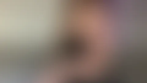Du kannst meinen verführerischen Kurven nicht widerstehen, oder? 👀 Sie machen dich total verrückt… und das ist erst der Anfang, mein Kleiner. Mach dich bereit, es wird gleich noch viel heißer 😈