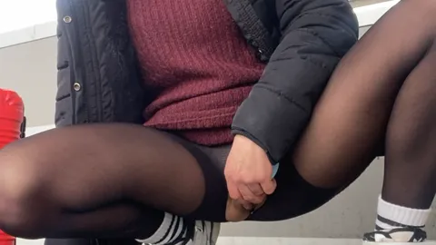 Zwischen Passanten und vorbeifahrenden ICE / Sue am Bahnhof