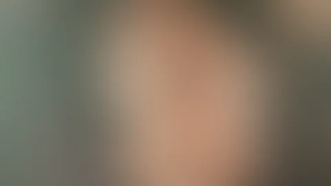 Komm her und schnür mich auf… meine Titten warten schon darauf, von dir ausgepackt und richtig durchgeknetet zu werden. Die Schnüre sind nur dafür da, dass du sie langsam oder mit einem Ruck aufmachst