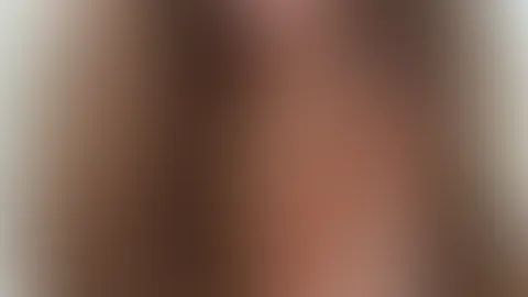 Brünette Traumfrau mit prallen Brüsten verwöhnt riesiges Dildo