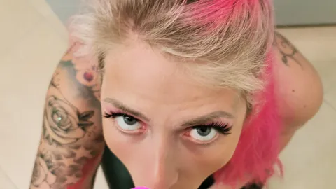 Blowjob im Tattoostudio 🤤