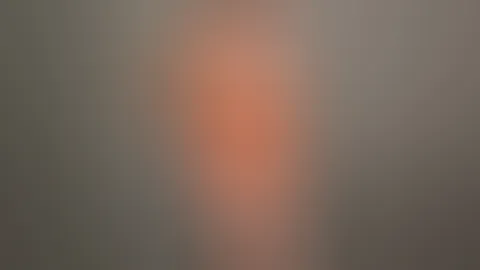 Dieses Feuer in Orange… kannst du es spüren? 😏 Ein Look, der alles andere ausblendet und genau weiß, wie er wirkt – selbstbewusst, verspielt und einfach unwiderstehlich. Ich lasse dich genau so viel