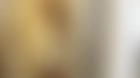 Wochenmitte… und ich fühle mich ziemlich gut dabei 😌✨ Halb geschafft, Zeit, sich selbst ein kleines Lächeln im Spiegel zu schenken. Gemütlicher Pulli, nackte Beine und dieser Blick, der vielleicht m