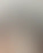 Ich in diesen hohen Lackstiefeln… schwarz, glänzend, und ziemlich gefährlich. Und mein Magic Wand liegt schon bereit. Ich weiß genau, wie ich dich damit verrückt mache. 😈