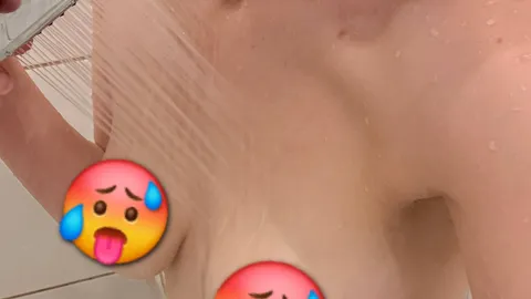 Nasse Dusche-Tease – Wasser rinnt über meinen A***h und meine offene F***e! 💦🍑