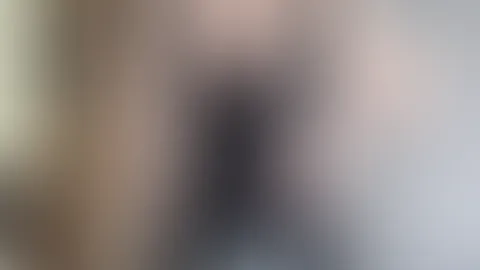 Ich stelle mir vor, wie du langsam und bedächtig mein Kleid von oben bis unten öffnest, sodass sich jede einzelne Latexfalte mit einem charakteristischen Geräusch von meiner Haut löst. Und wenn das Kl