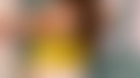 Was dieses gelbe Kleid alles schon gesehen hat. Viele Reisen mitgemacht :-) Liebe Grüße und einen erholsamen Sonntag Abend