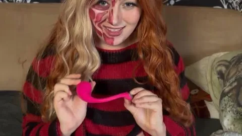 Miss Krueger hat heute Lust zu spielen… und diesmal ist das Opfer die Kontrolle selbst. 😈💋