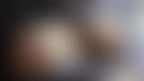 Das passiert wenn man zu fest schläft 🙈😅 eine brust ist ganz prall und die andere ganz weich. Hilfst du mir sie leer zu machen 😋