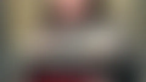 Ich knie hier… Mund auf, P***y tropfnass… und warte nur auf dich 🥵