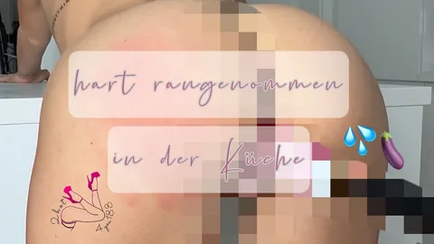 Hart rangenommen in der Küche