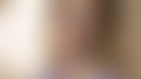 Zwischen Licht und Schatten warte ich auf dich… ein Blick, der mehr verspricht als tausend Worte. Meine Lippen schweigen, doch mein Körper erzählt leise von Sehnsucht. Komm näher… vielleicht findest d