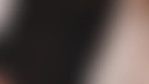 Mein erstes Video auf Fanseven 🥰 Ja, davon wird hier auf meinem Profil noch mehr folgen. Im Video ziehe ich im Liegen mein Oberteil ganz langsam runter, bis meine jungen Brüste komplett nackt zu sehe