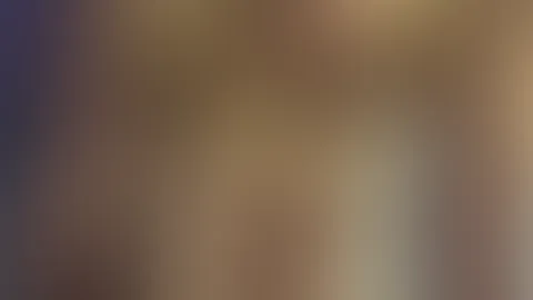 Ich hole ihm einen runter und er spritzt mich an.