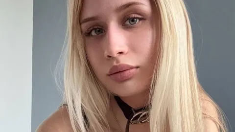 Die Blondine bittet darum, den breiten Gürtel um ihren Hals enger zu ziehen und sie im Doggy-Style zu nehmen.