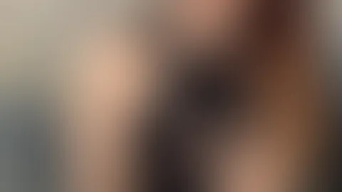 ✨ 15. Türchen ✨ Weihnachten ist der Moment, in dem Zurückhaltung Pause macht. Roter Lippenstift 💄, der nicht um Erlaubnis fragt. Ein Outfit, das flüstert: Komm näher. 🔥 Perfekter Glow, selbstbewusst
