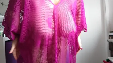Im lila Netz Poncho lasse ich meine dicken Euter wackeln