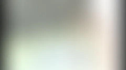 Ein gutes Mädchen hat immer was zu tun. Sieh mir zu, wie ich die neue Garage streiche und was ich in meiner Pause alles so mache. Aber vorsicht. Lass dich nicht erwischen…