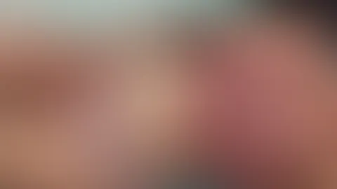 Bei der Hitze kann man im Bett nicht viel tragen. Oder lieber ganz nackt?😜