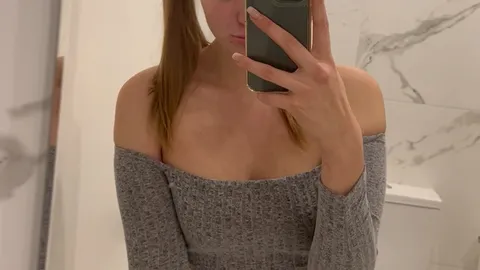 Ich mache es mir selber im Badezimmer und schiebe ich mir den Griff meiner BÜRSTE im Badezimmer in meine kleine enge P***y (zeige alles auch von ganz nah).. Video ist nur bis Ende des Jahres drin also