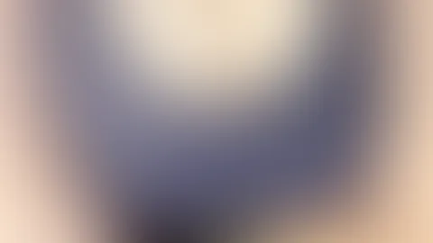 Ich weiß, ich sollte eigentlich produktiv sein… Aber irgendwie gewinnt heute die Faulheit. 🙈 Wäsche kann warten. Wenn du Lust hast, mir die Zeit zu vertreiben, schreib mir doch. 😊