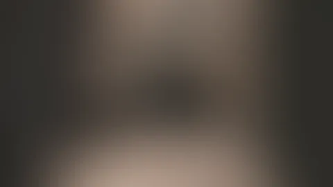 Weniger ist manchmal mehr... Nur im String und das Wichtigste bleibt meiner überlassen. Traust du dich?