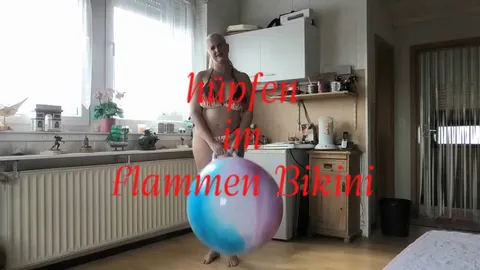 hüpfen im Flammen Bikini
