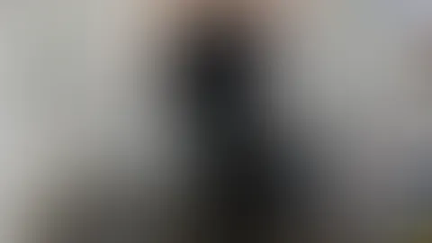 Devote Hausfrau im Lack – wenn Gehorsam so glänzend klingt  Ich knie nicht immer. Aber wenn der Staubsauger brummt und ich in diesem engen Schwarz stecke, fühlt es sich fast so an. Als würde ich mich 